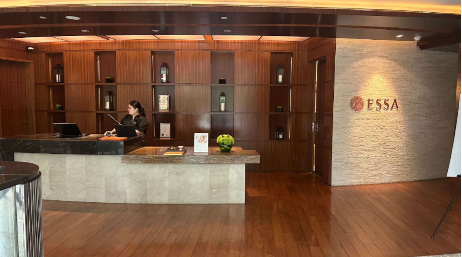 ご自身でグランドハイアット・クアラルンプール2階『ESSA SPA』へお越しください